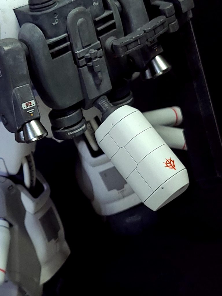 バックパックのプロペラントタンク(三角柱形状のもの)もウェザリングなしです。