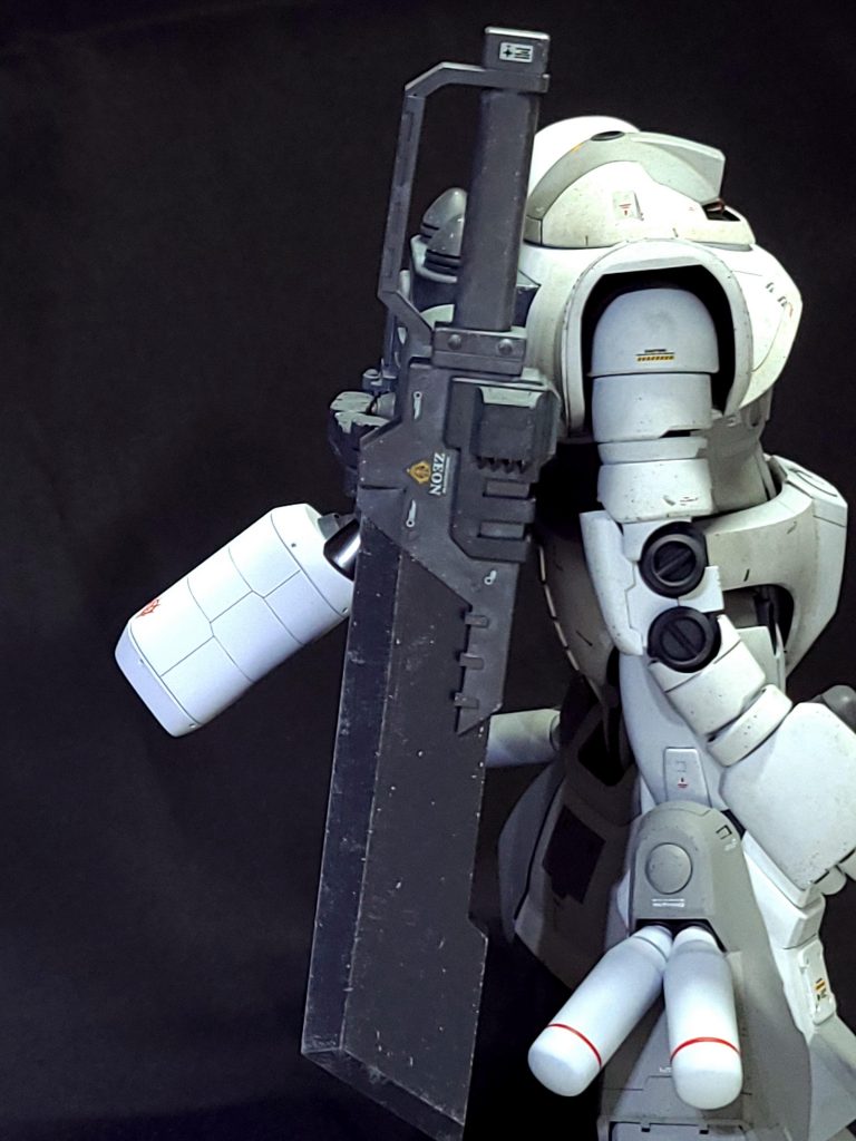 右肘のパーツはプラ板からスクラッチしています。