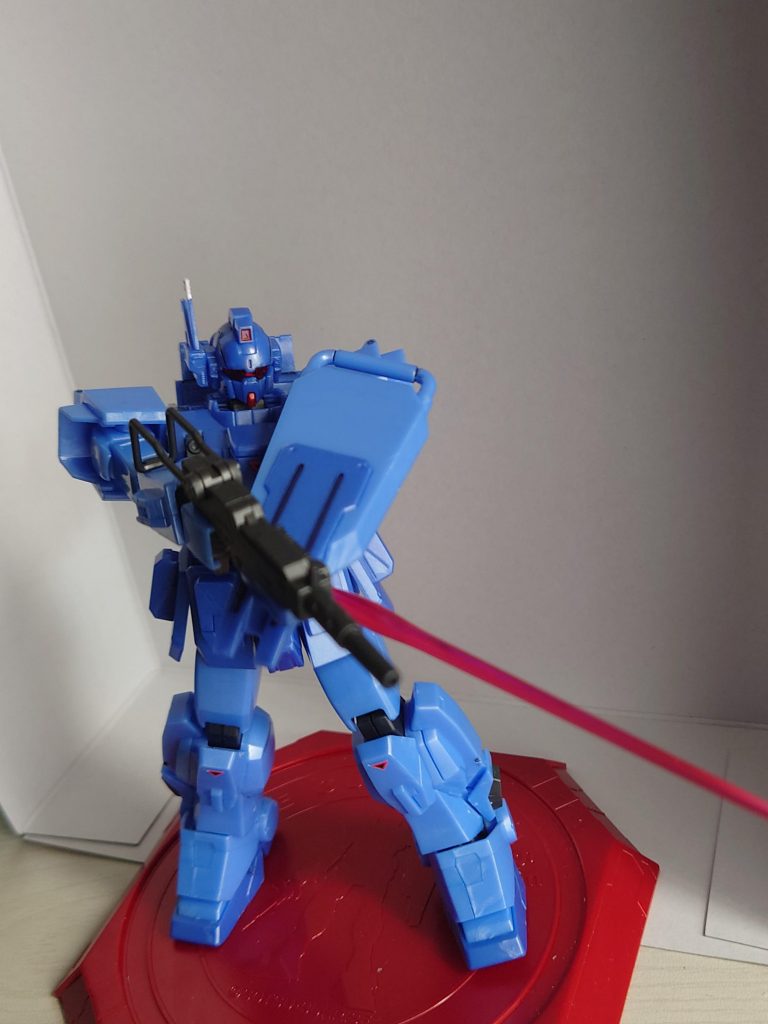 よくあるマシンガンとビームサーベルのポーズ。