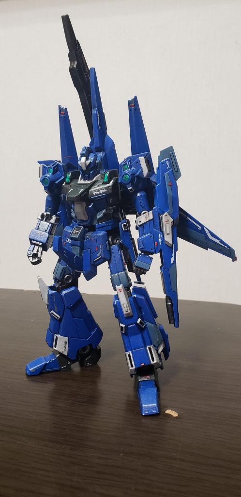 斜めから①分かりづらいけど腰と胸の境目にフィンパーツ作成し取り付け。