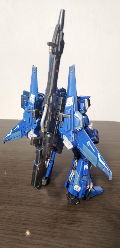 バックショット②背中の武装にもレッドポイントやパイプ部分にはシルバーとゴールド塗装。