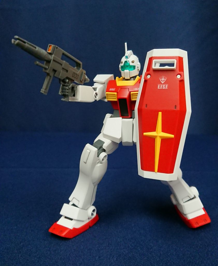 ビームライフルで援護射撃をするジムⅡ！スプレーガンの延長みたいなライフルがよりジム感を際だたせてます😁センサーは箱絵ではピンクなんですが、あいにくピンク系の塗料やシールを切らしていて、オレンジで代用