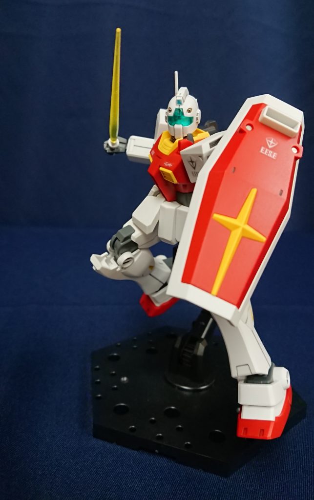 ビームサーベル抜刀！ピンクじゃなく、イエローのビーム刃が付属。ピンクじゃないだけで特別感をにおわせますが、ジムが持つとなんだか弱々しく見えるのもジムの不思議な長所ですねw