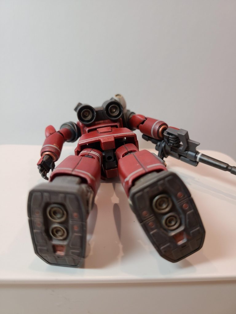 バックパックなどにメタルパーツ、メインカメラに合わせてラピーテープでアレンジ。