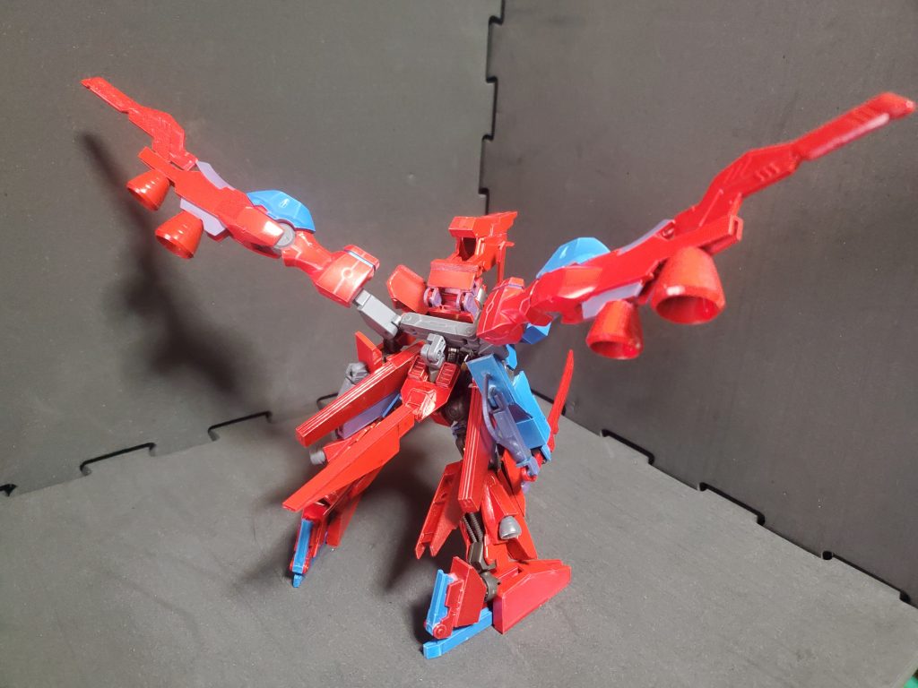 飛行形態。背部と脚部のスラスターにより、圧倒的な推力を有する。また、両翼の端にγ-ナノラミネートブレードを装備、すれ違い様にモビルアーマーにダメージを与える事が可能。