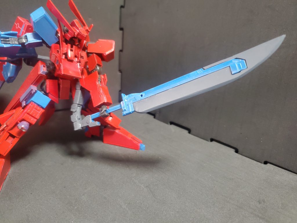 ティルヴィングこの機体の専用装備である実体剣。剣の本体部分にはナノラミネート塗料が塗布されており、緊急時には即席のシールドとしても機能する。