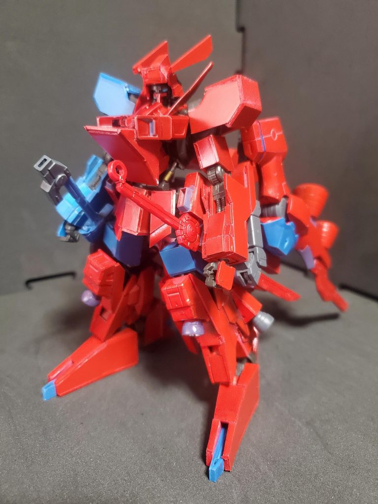 正面。全身を深紅の装甲で纏めつつも、右腕と各部に青のナノラミネート塗料を塗布している。