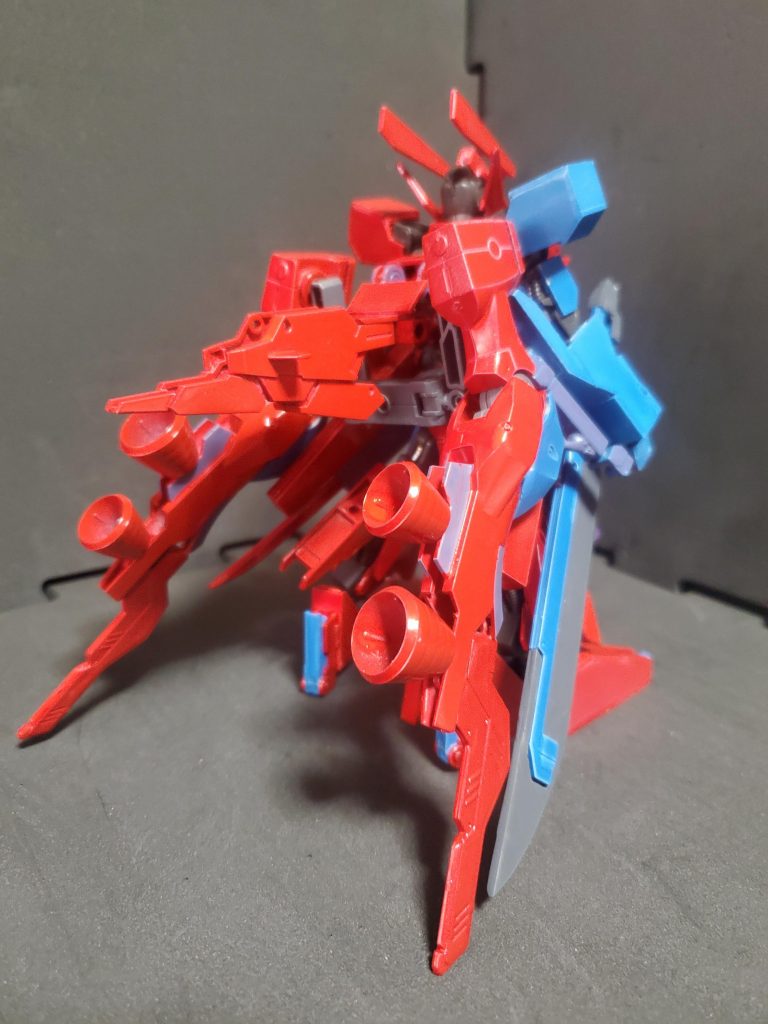 背面。近接格闘を主とするMS形態では使われない装備が背面に纏められている。