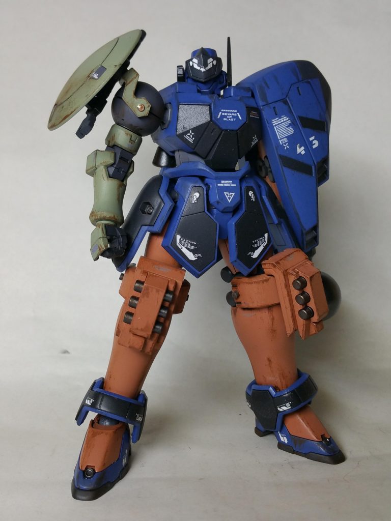 現地改修感を出したかったので上手く切り取れたリーオーの腕をそのまま取り付けた……的な脳内設定です（　シールドの裏にヒートトマホークを担架できるようちょっと加工しています。左腕はガンダムハンマーのスパイクを外してシャルドールローグのドッズバスターに取り付けた武器をそのままはめ込んでいます。