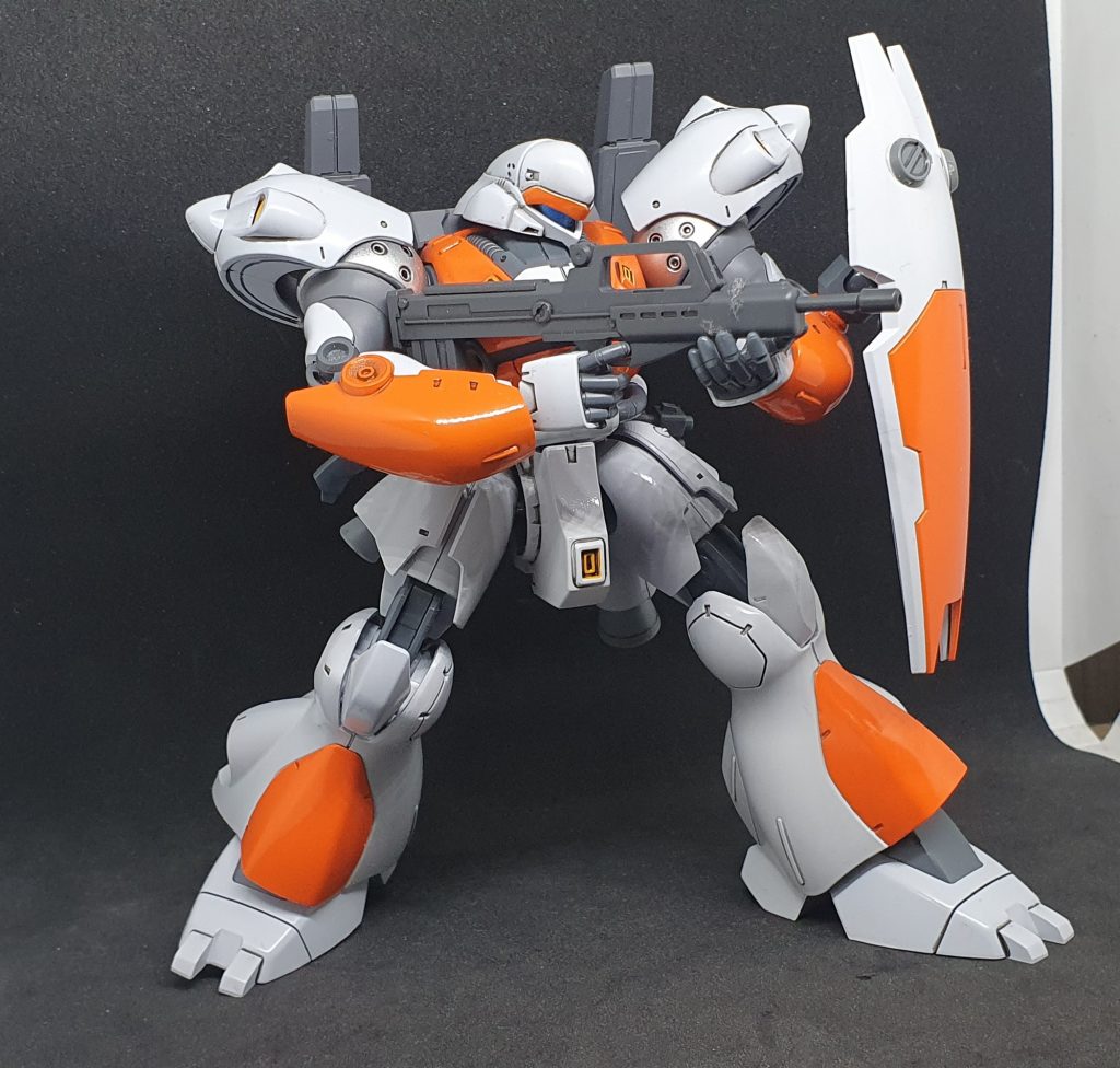 主武装はジオン用にグリップを加工したジムライフルという設定(実際は無改造)。シールドは着脱可能です。
