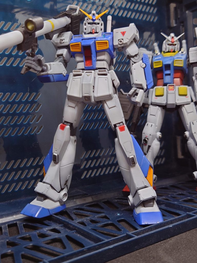 ハイパーバズーカを装備。劇中からあまり兵器担いでるイメージないのですが、MGでは専用バズーカがあるみたいです。…てか武装は補給面を考えると共通で良いんじゃないかって思います。