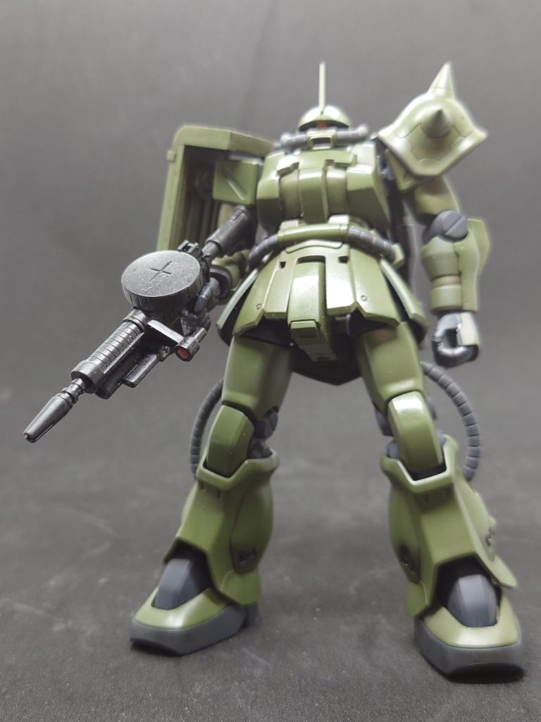 太腿関節はスペーサーを挟んで全体的にA字体型にしてみました。スパイクアーマーはRGザクからかっぱらってきました。こんな球面にスジ彫りなんてとてもとても…その時間を他の事に使っちゃいます(笑)