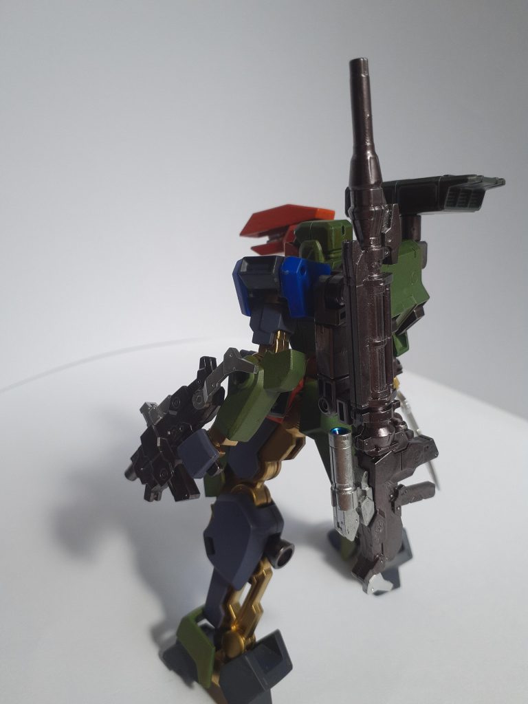 背中のスナイパーライフルも30MMから。