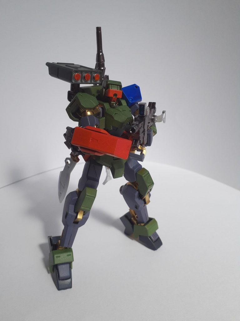 肩のミサイルや腕のガトリングはビルドファイターズの武器セットから。