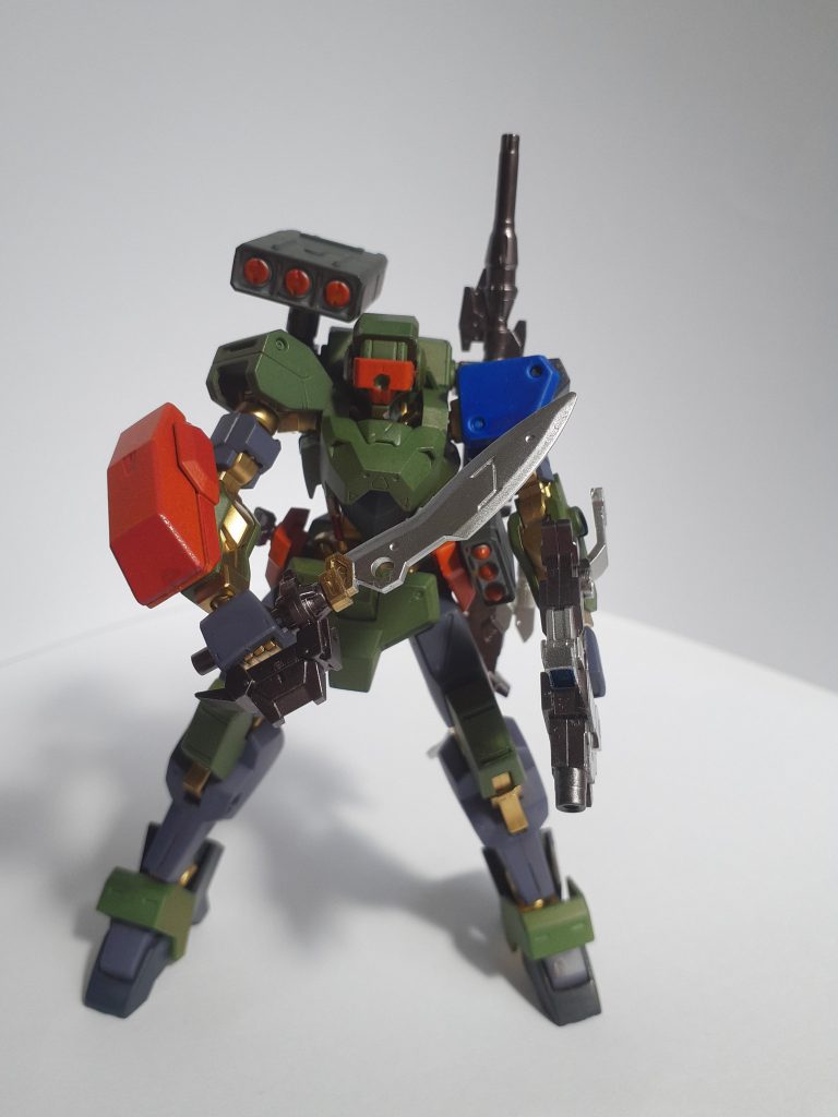 ナイフ、サブマシンガンは30MMから。腰のミサイルはクロスシルエットのザクから。