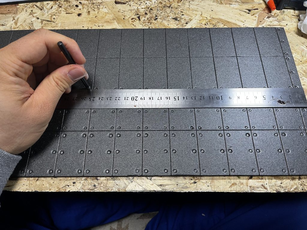 コンクリートの壁は100均のボードにボールペンで線を引き、ポンチで丸モールドを入れて、打ちっぱなしのコンクリートをイメージしました。このあとジェッソで下地を作り、グレーサフ、ウェザリングカラーで汚しを入れました。