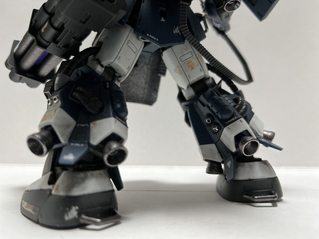 脚部はガンダムマーカーエアブラシでの部分塗装と、デカール、メタルパーツくらいの改造ですが、砲撃の反動に耐えるため、気持ち程度とは思いますがつま先とかかとにパイプをつけ、設置面積を増やしています。