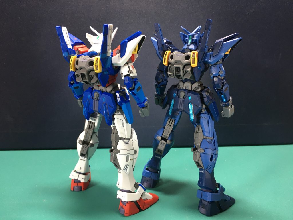 　ガンダムジェミナス01と比較。基本的なマーキング箇所や塗り分けパターンは01を踏襲しています。　今回は後頭部の換装だけ面倒なので02の後頭部はノーマル版でなく陸戦重装ユニット付属品のもので固定しています。