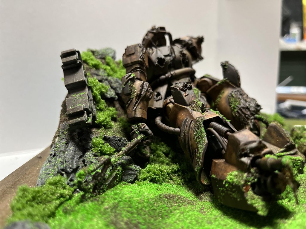 前作の銃撃戦でも撤退し、最後の手段でヒートホーク一本で特攻したが、あえなくやられてしまう…という脳内設定で、この地面にめり込んで風化してるところが個人的には好きなところです。電源?エネルギー源はとっくに切れているので力が抜けてだらんとしているようなポージングを目指して首や腕の角度を調整しました。