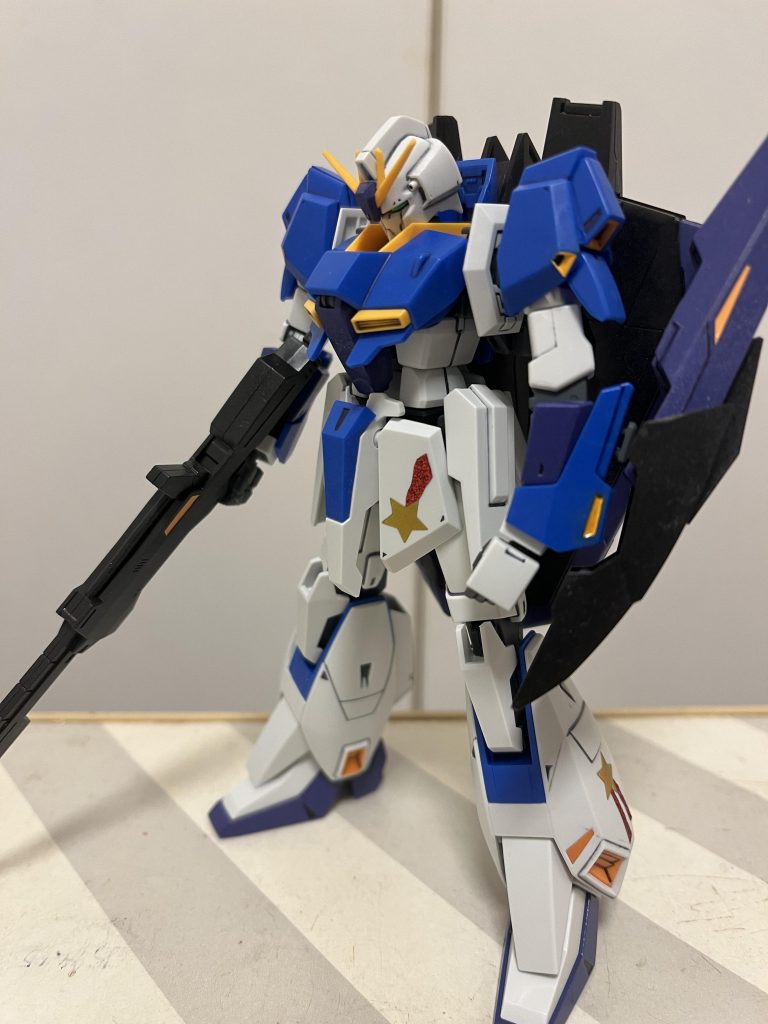腰のフロントアーマー、脚部、フライングアーマーにルーのパーソナルマークを100均のシールとテープで作ってみました。脚部とフライングアーマーのはちゃんと赤線2本です。