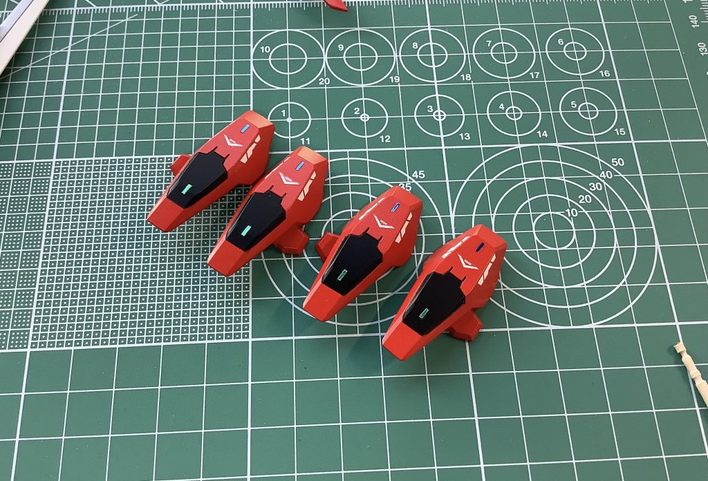 前述したようにプラ板にラピテープを貼りつけたもの。チップを作るの際の塗装がどうも上手くいかずテープでやってみましたが予想よりもいい感じのディテールアップとなってくれました。今後作るガンプラには採用していくつもりです!