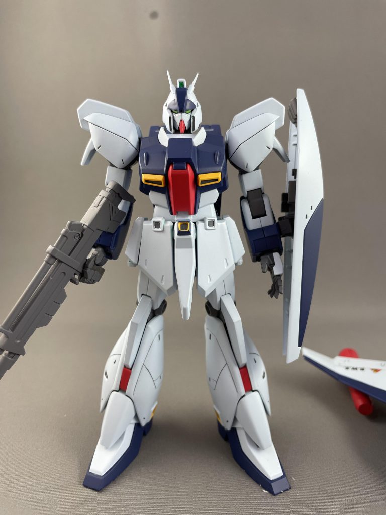 正面からみても下頬の段差が見えるように顔をいじっています。