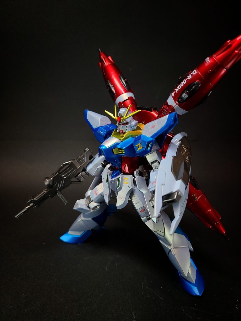 一方で、核エンジン搭載型のMSと言えども発電した電力によってモーター等の駆動機器を動作させる点は同じであるため、電力駆動する機動兵器である点はバッテリー機と変わらない[18]。また、酸素や推進剤、弾薬は有限である[17]うえ、長時間の戦闘はパイロットに負担をかけるため、一定の補給や休息は必要となる[18]。加えて、発電した電力を超過したエネルギーの使用が行われれば、一時的にパワーダウンを起こす事もある。核エンジンのもたらす電力の恩恵は機体パワーよりもスタミナのウェイトが大きく、従来型バッテリー機とはディーゼル潜水艦と原子力潜水艦のような関係性となっている。原子炉の暴走等のトラブルによるリスクも新たに発生する事となったが、ニュートロンジャマーが既に拡散した世界観である故に、その効果を抑止するNJCを破壊または停止させれば、原子炉の停止は可能である。 