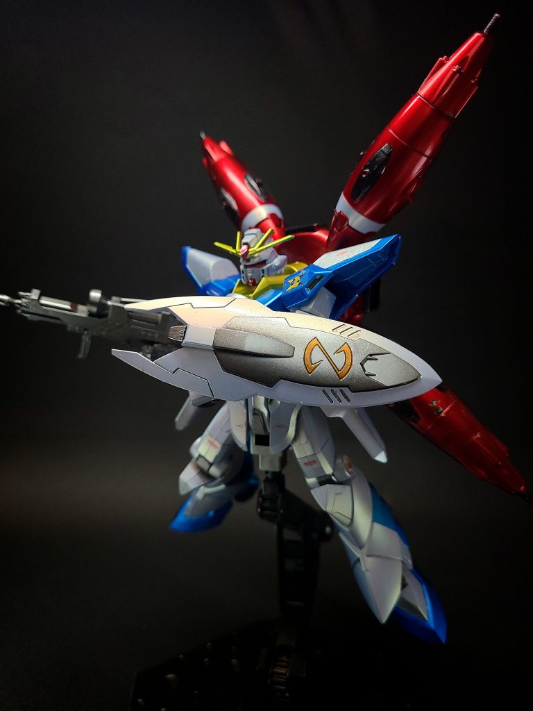 MA-MV04 複合兵装防盾システムゲイツに装備された「MA-MV03 2連装ビームクロー」の改良型であるシールド。PS装甲とドラグーンを搭載したドレッドノートでは複合兵装防盾の必要性が低下したため、スペックは簡略化されている。後に改良型の「MA-MV05A 複合兵装防盾システム」がプロヴィデンスに採用された