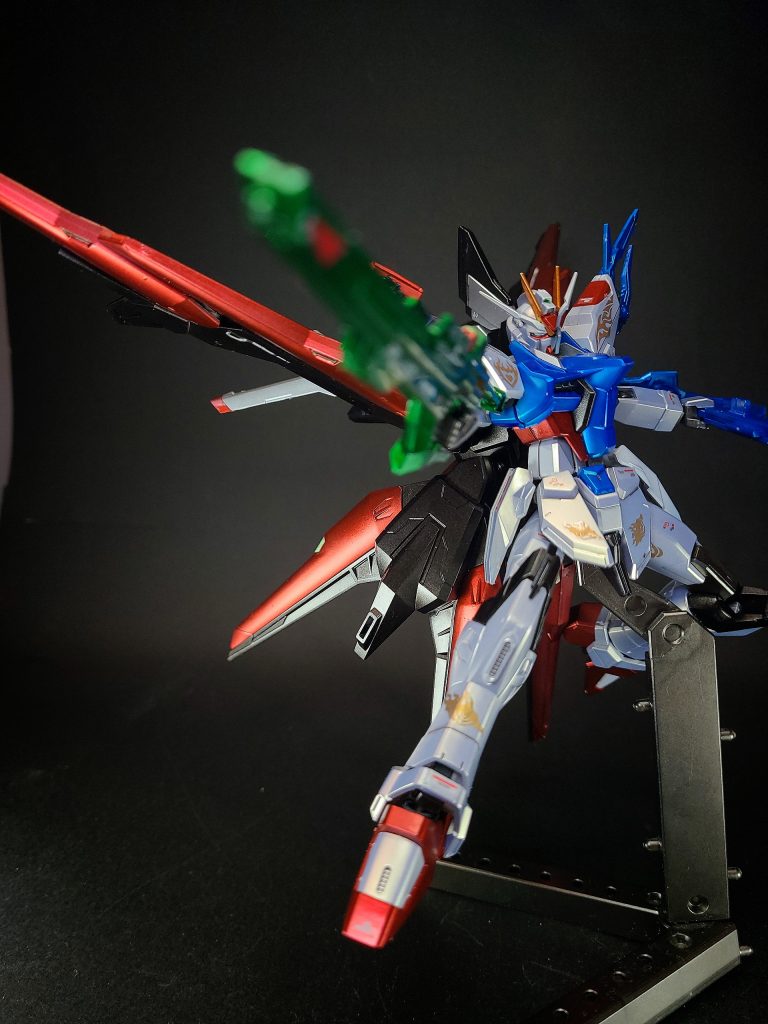 超高インパルス砲「アグニ」高圧場状態の臨界エネルギーをマイクロ秒オーダーのバーストインパルスとして生成、射出するビーム砲。改造に当たり、火力はそのままに片手で扱えるよう小型化が図られた。非使用時はエールストライカーの左側にマウント可能。シュベルトゲベールと合体する事で大型ビーム砲「スーパーアグニ」として使用可能。