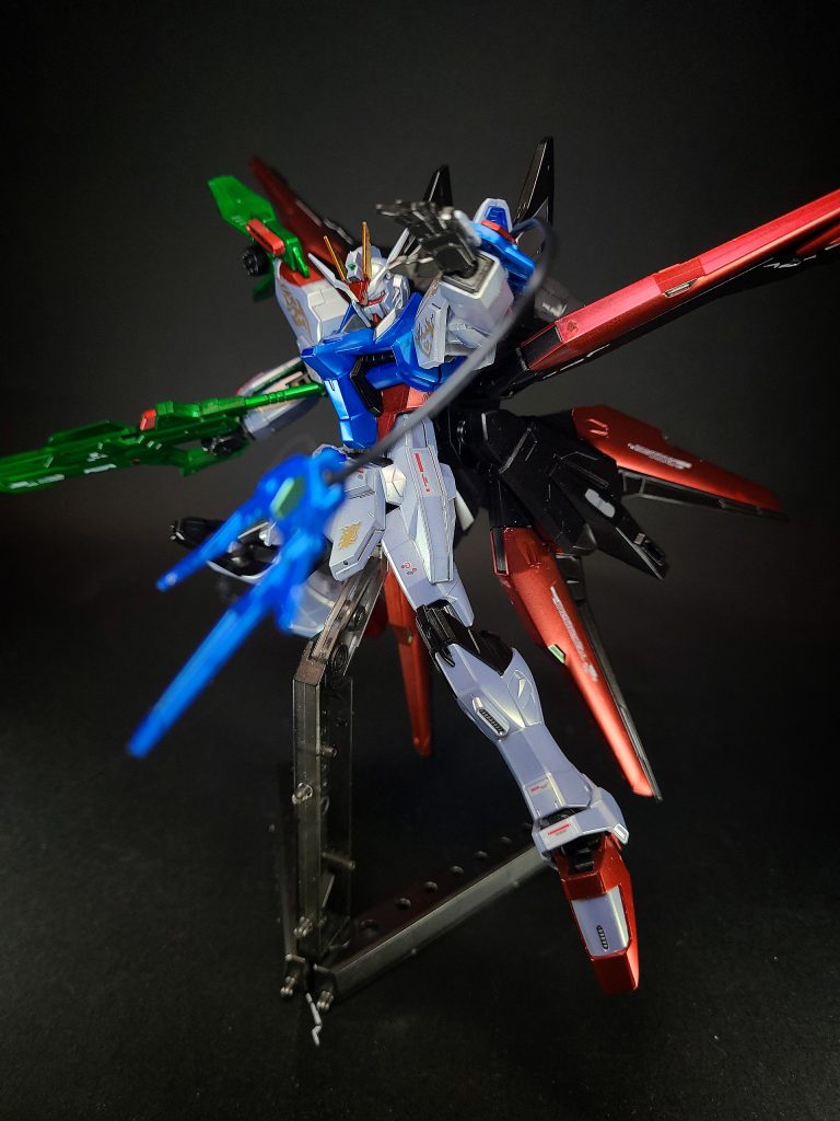 スタンユニット「インドラ」右前腕部に内蔵する電撃兵装。射出したワイヤーユニットを介して高圧電流を流し、相手の機体に状態異常を与える。ロケットアンカー「パンツァーアイゼン」左肩に装備されたロケット推進式アンカー。射出したクローで相手の捕捉や破壊が可能