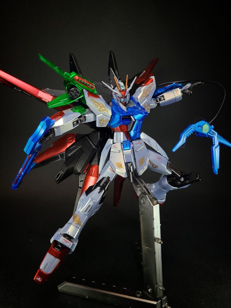 コンポウェポンポッド右肩に装着されたガトリング砲とマイクロミサイルランチャーで構成された武装ユニット。主に迎撃に使用される。なおスペック表には無いものの、後部にはベース機では腹部にあったカリドゥス複相ビーム砲が搭載されている。