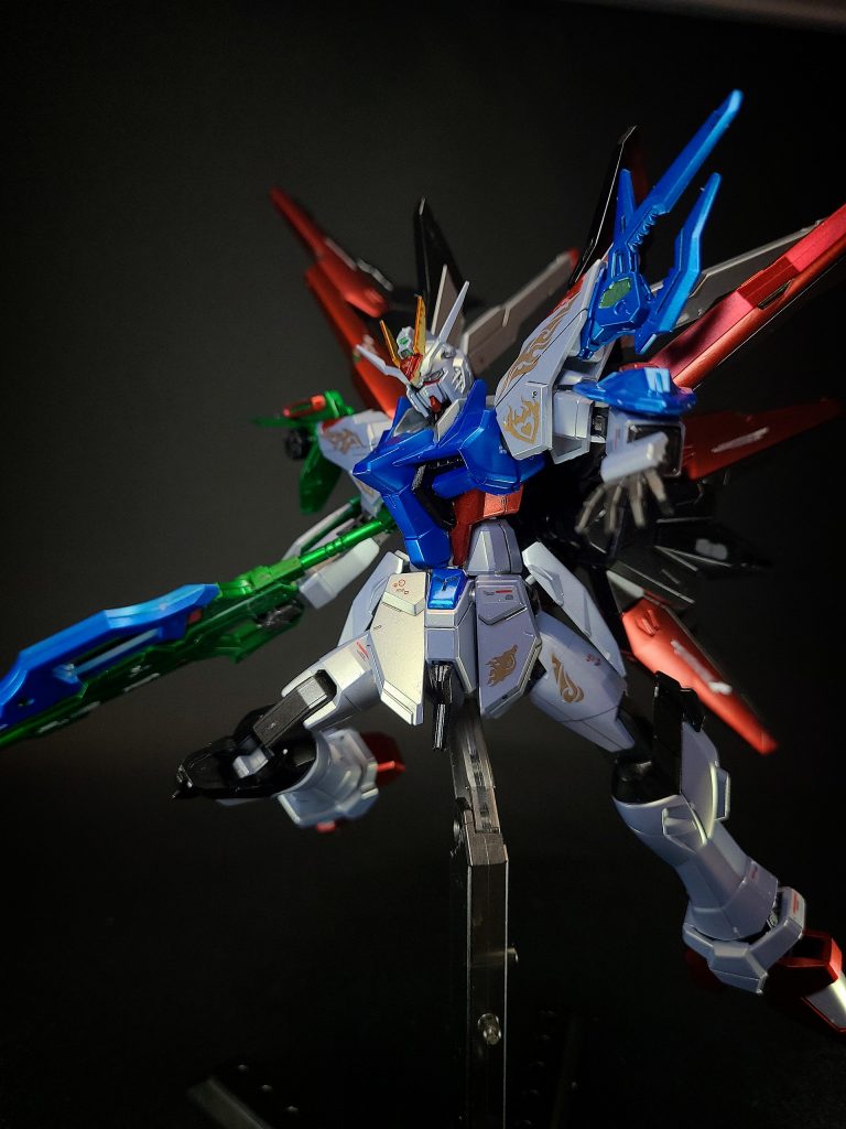 ビームブレイド「リヒトファング」左前腕部から固定式の大型ビーム刃を形成する。MMI-GAU27D 31mm近接防御機関砲ベース機と同様、頭部に内蔵されているCIWS。スペック表未記載。