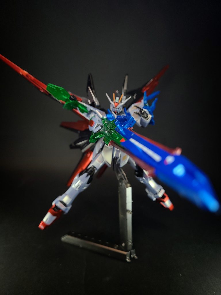 必殺攻撃 パーフェクトフルバーストパーフェクトストライクフリーダムに搭載されたほぼ全ての火器を展開。マルチロックオンシステムと組み合わせて一斉発射する。単機でも複数の相手でも関係無く強力な攻撃効果を与える事が可能。