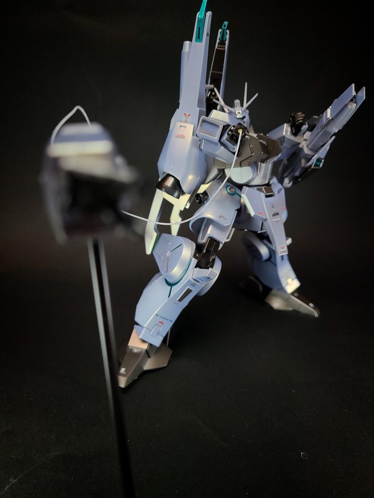 有線式ハンド前腕部を射出し、有線式オールレンジ攻撃を行う準サイコミュ兵器。マニピュレータは高圧電流発生機能とビーム発射口を備える。また、『UC バンデシネ』においては直接殴打する所謂ロケットパンチ的な使用描写が見られる。グレネード・ランチャー脇下に2基内蔵している隠し武装。攻撃用というより逃走用としての意味合いが強いとされる。グレネード弾以外にスモーク弾等といった各種弾頭の発射も可能。