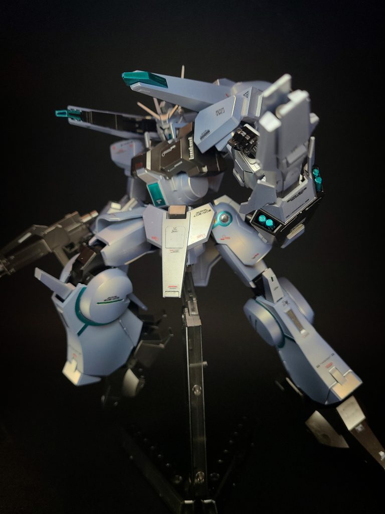 ビーム・キャノンバインダー先端部に搭載されているジェネレーター直結式のビーム・キャノン。バックパックを大きく展開させ、長射程での支援にも対応する。