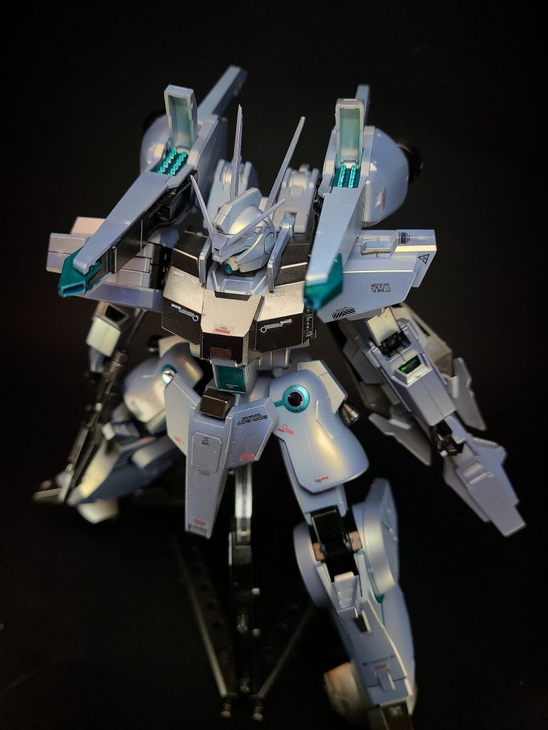 対艦用ミサイル背部に2基装着可能なオプション兵装。その名の通り、対艦用の大型実弾兵器。ベース機と同じAMS-09Rを使用可能。12連装ミサイル・ランチャー背部バインダーに装備されたミサイル・ランチャー。対MS戦を想定しており、弾種はドーベン・ウルフと同じAMS-01Hを使用可能。