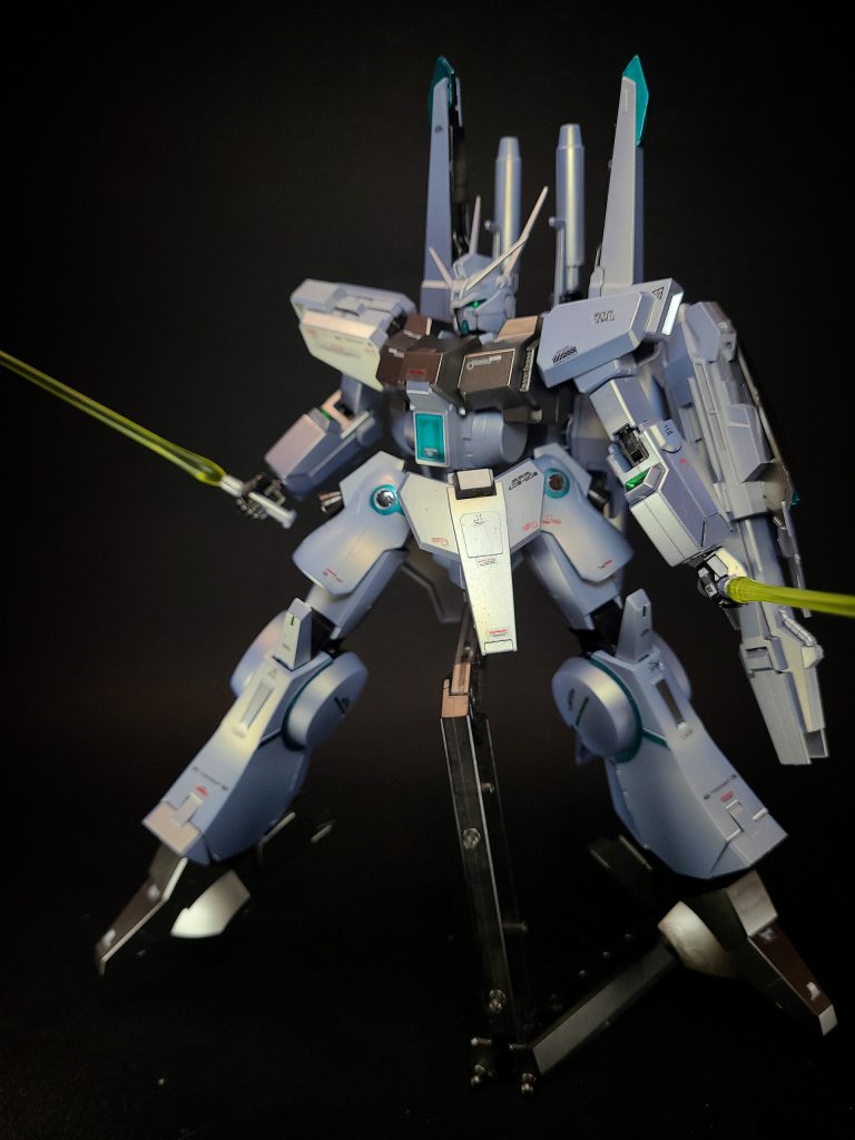 ビーム・サーベル大腿部に計2基収納されている近接戦闘用兵装。ドーベン・ウルフの既存兵装をそのまま流用したレイアウトになっている。