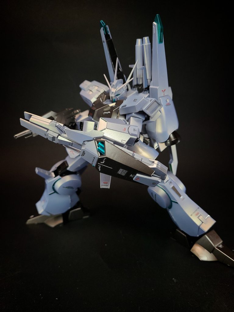 シールドドーベン・ウルフのメガ・ランチャーをショートバレル化し、ジェガン用のシールドに組み込んだ多目的装備。本来必要のない装備であったが、携行兵装を充実させる事で高精度のテストが行えるという改修チームの提案により用意された。2連装ミサイル・ランチャーシールドに2基装備。ビーム・ランチャーシールドに搭載されたビーム砲。射撃時には銃身部が伸長し、ある程度の長射程狙撃にも対応する。