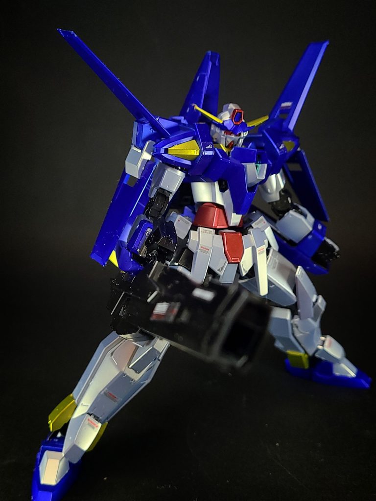 ショートシールド両前腕部に固定装備されている小型シールド。シールドではあるが、AGE-1よりも小型化されたAGE-2のシールドよりも小型化されている為、防御面積は非常に小さい。その為、シールドと言うよりもビームサーベルを装備するラックや腕部の装甲に近い。また、右腕の物はシグマシスライフルを持っている時にはシグマシスライフルと腕の間にシールドがある為使用できない。