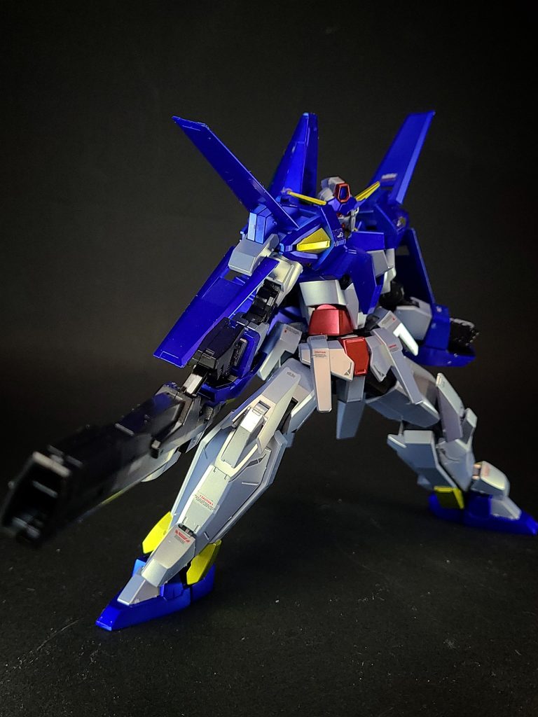 特殊機能AGEシステム自己成長型のコンピュータシステム。蓄積した戦闘データから戦局に合った新装備を自動工廠「AGEビルダー」で製造する。分離 / 合体コアファイターとGセプターへの分離及び合体が可能。分離は回避等の手段としても使える。換装Gウェアを換装可能。従来のガンダムでは空中換装は視野に入れていなかった為、無人輸送機のAMENBO(アメンボ)を使って空中換装していたが、本機からはGウェアにもコクピットが搭載されており、空中換装やGウェア単体での戦闘も可能となっている。複座式から単座式に変更されてからはGウェアが無人となっている為、単体での戦闘が可能かは不明。煙幕弾Gセプターに装備されている。主にコアファイターとの戦場でのドッキング時に敵の妨害を受けない為の目暗ましとして使用する。