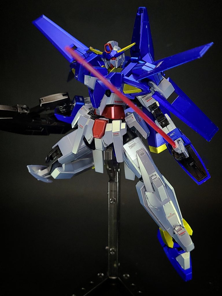 シールド内に1基ずつ計2基収納されている近接武装。取り出す際はシールドが180°回転する。携行せずにシールドに収納したままでもビーム刃を発振可能だが、出力は携行した時に比べると低下する。