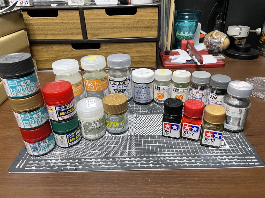 使用塗料。多少なりとも塗料の知識があると大分塗り分けも楽です。今回も一部水性塗料の上にラッカーコートしてます。もしも参考にされる方とかいらっしゃるようでしたら自己責任でお願いします。エナメルはあまり塗膜の均一さに自信がなくキレイに拭き取れないので修正や拭き取りを要さないところにしか使ってません。どこに?ってくらいほぼわからないとこにしか使ってないです。クリアレッドの消費が異常でした。丸々3本使用し画像のは4本目、しかもレッドゴールドにうまく溶着せずベロベロ塗膜が剥がれました。ゴールドサフの発売を待つかいい組み合わせを探すか…どちらにしろ要研究。以上となります。引っ越し以来狂った塗装感覚も元に戻りつつありいろいろと実りのある制作でした。次も頑張りたいと思います。お見苦しいところもございますが、ご覧いただきありがとうございましたm(_ _)m