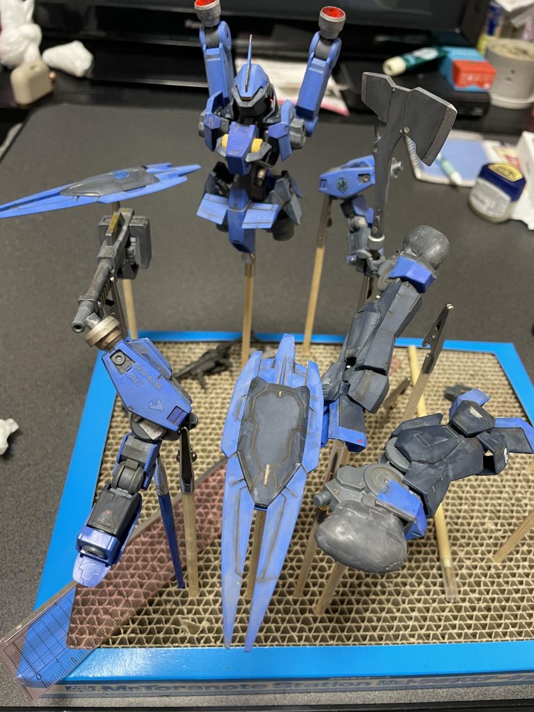 色弱なもので、ついつい汚し過ぎるのですが、まあ、めっちゃ戦場駆け回った後ってことで。ウェザリングカラーのマルチブラックとホワイトを混ぜてグレーにし、更に乾いた後にマルチブラックとステインブラウンを混ぜて濃いめのブラウンでウェザリング。焼鉄色でチッピングし、リアルタッチマーカーのブラウン1で描き描き。