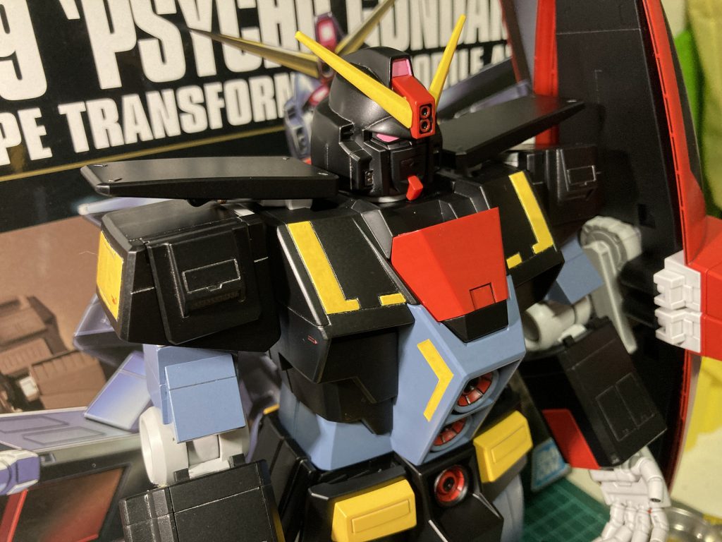 チャレンジその①【表面処理】これまでゲート処理部くらいにしかヤスリがけ作業はしてこなかったのですが、ナイチンゲール製作時にパーツのヒケが最終的な仕上がりにおよぼす影響を実感しまして。このサイコガンダムもパーツの大きさに比例してヒケが多く、後述しますがスプレー塗装で仕上げようと思っていたので表面処理は必須だなと感じた次第。ヤスリがけを400→600→800の順番で処理しましたが、作業内容は「苦行」の一言。仕上がりを比較した訳では無いので効果に関しての実感が得られていないという事も、苦行具合に拍車をかけていますね…