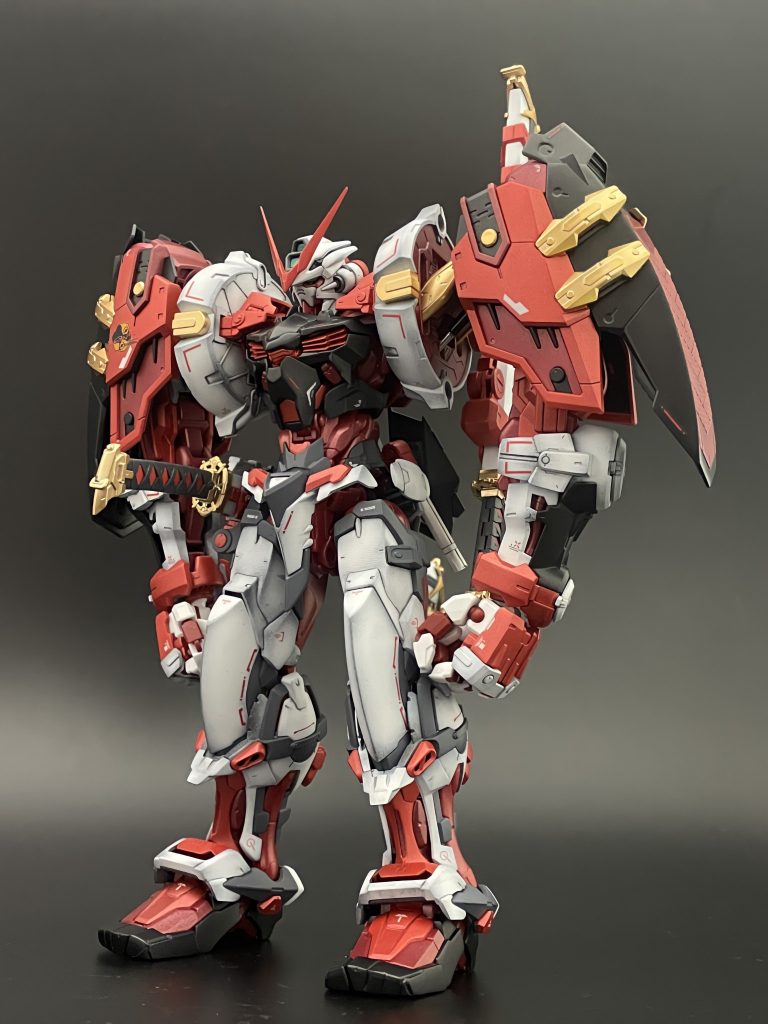 白い装甲は黒立ち上げ、グレーは成型色よりかなり濃いめ。フレームは組立部分はメタリック2色+半光沢で高級感を演出。完成品フレームも半光沢クリアーに少しメタリック塗料を混ぜて色合いを合わせました。金色はキットのエクストラフィニッシュ加工をそのままに、ゲート跡はガンダムマーカーレッドゴールドでリタッチ。