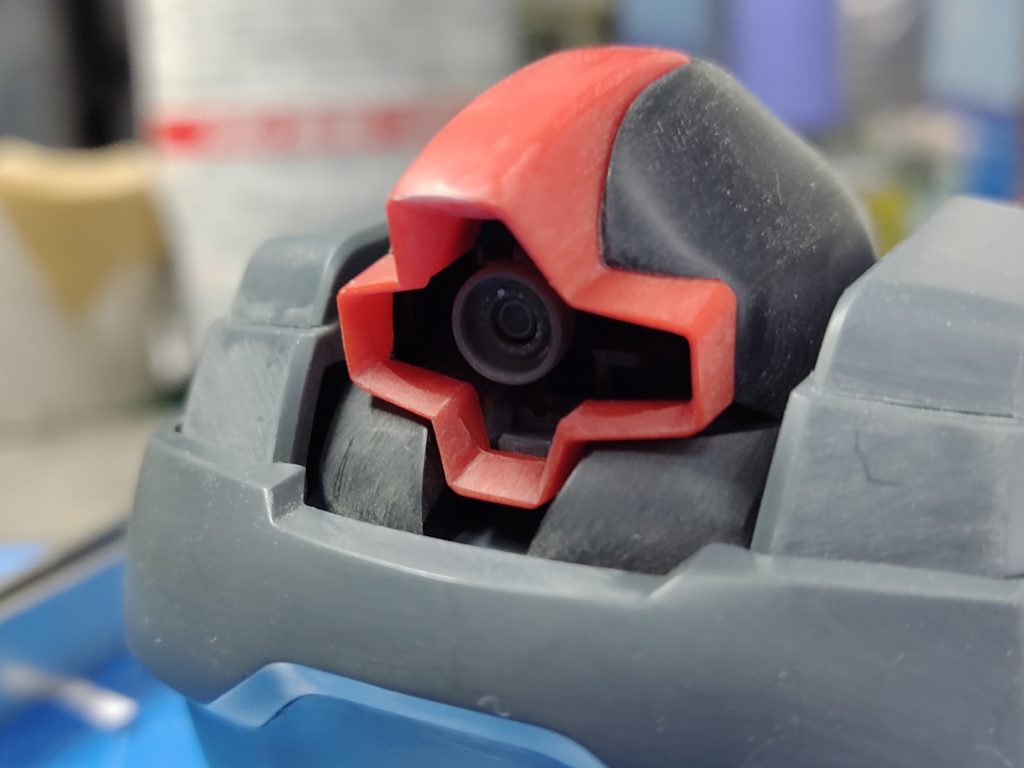 モノアイ自作、モノアイガードは縁の断面が見えなくなるように内側を削り込み。