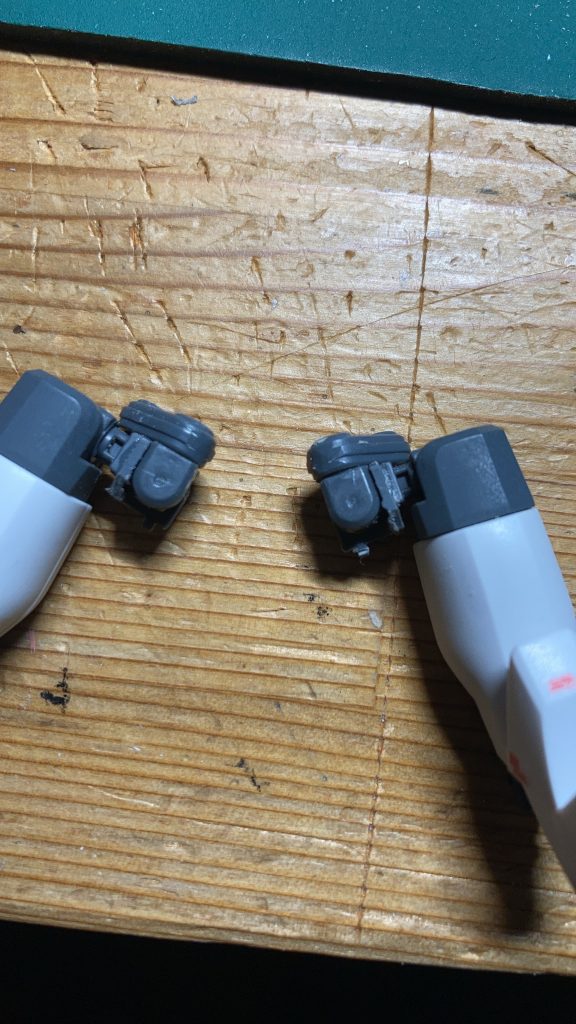 バトルアームアームズのジョイントと、HGダガーLの股関節を加工してここへ搭載した。この変形では、可動域の確保が最大の課題であったため、複雑な関節になってしまうのが難点だった。