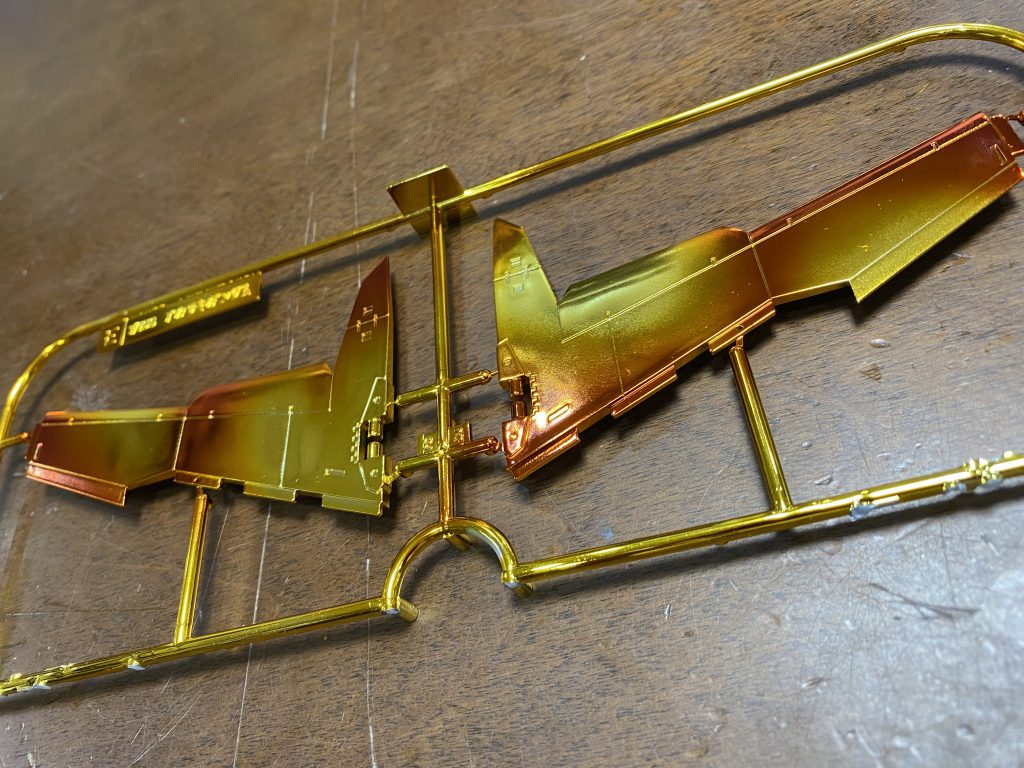 本体もこれくらいムラ塗装になっています。暗い部分はクリアーレッド+クリアーオレンジ、濃い金はクリアーオレンジ、薄い金はクリアーイエローを塗っています。