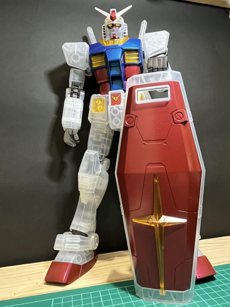 盾のヒケが酷く、表面処理に時間がかかりました。写真ではわかりにくいですが、胸部ダクトやVマークの裏はシルバー塗装して明るく見せてます。