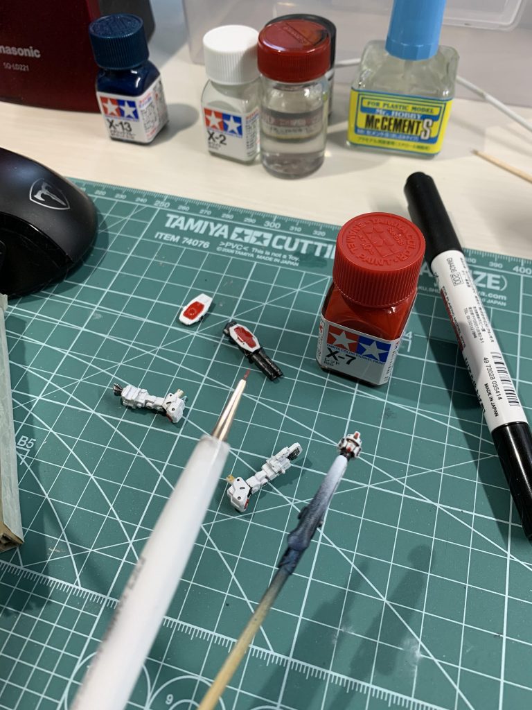 手が震えてアゴの赤がなかなか塗れないw